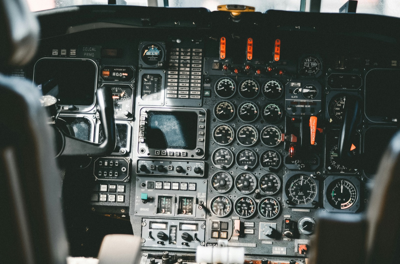 Cockpit eines Flugzeugs mit Instrumenten