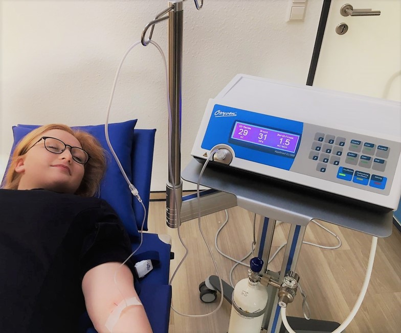 Patientin während der Oxyvenierung im Gesundheitszentrum Embken