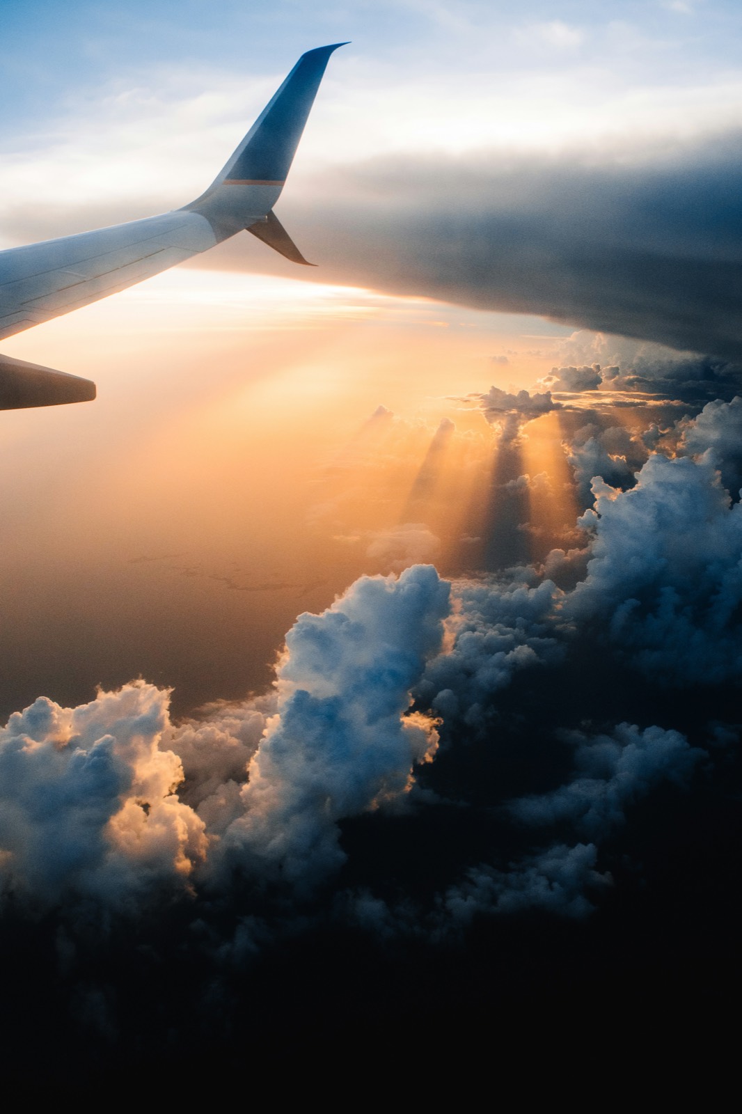 Blick aus dem Flugzeug über den Wolken im Sonnenuntergang