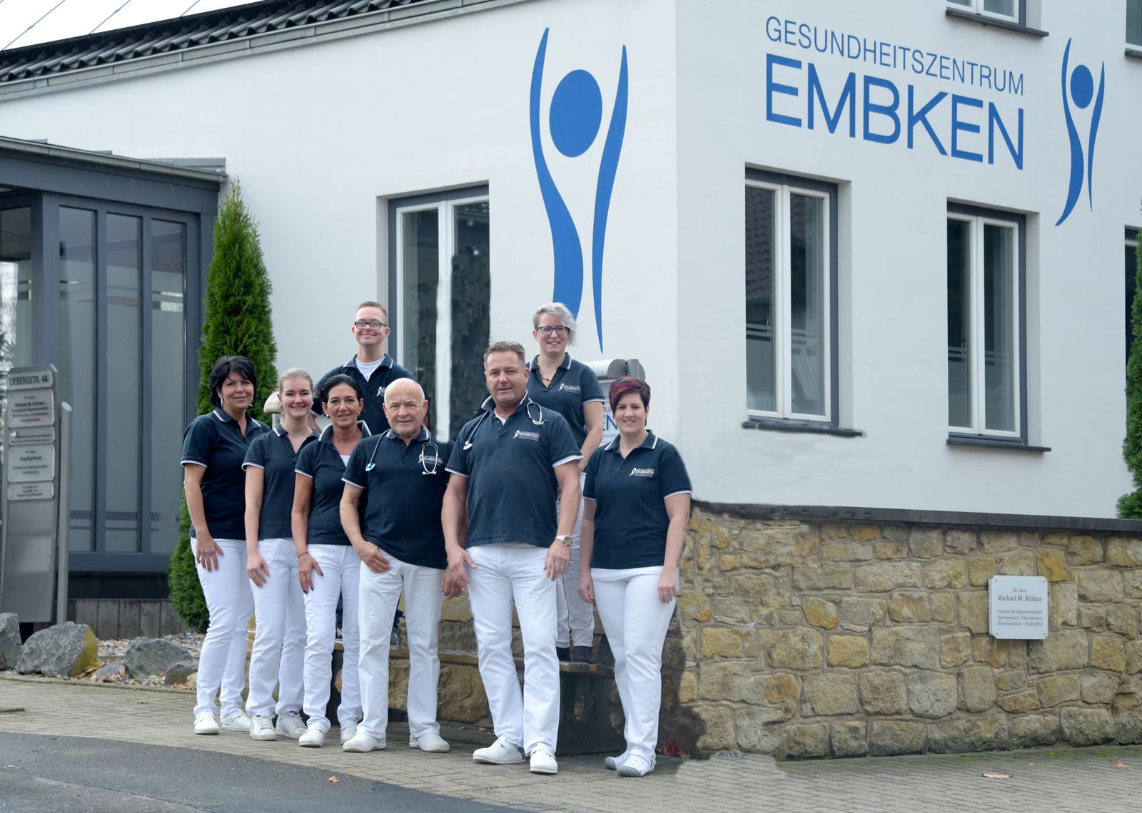 Das Team des Gesundheitszentrums Embken vor der Praxis